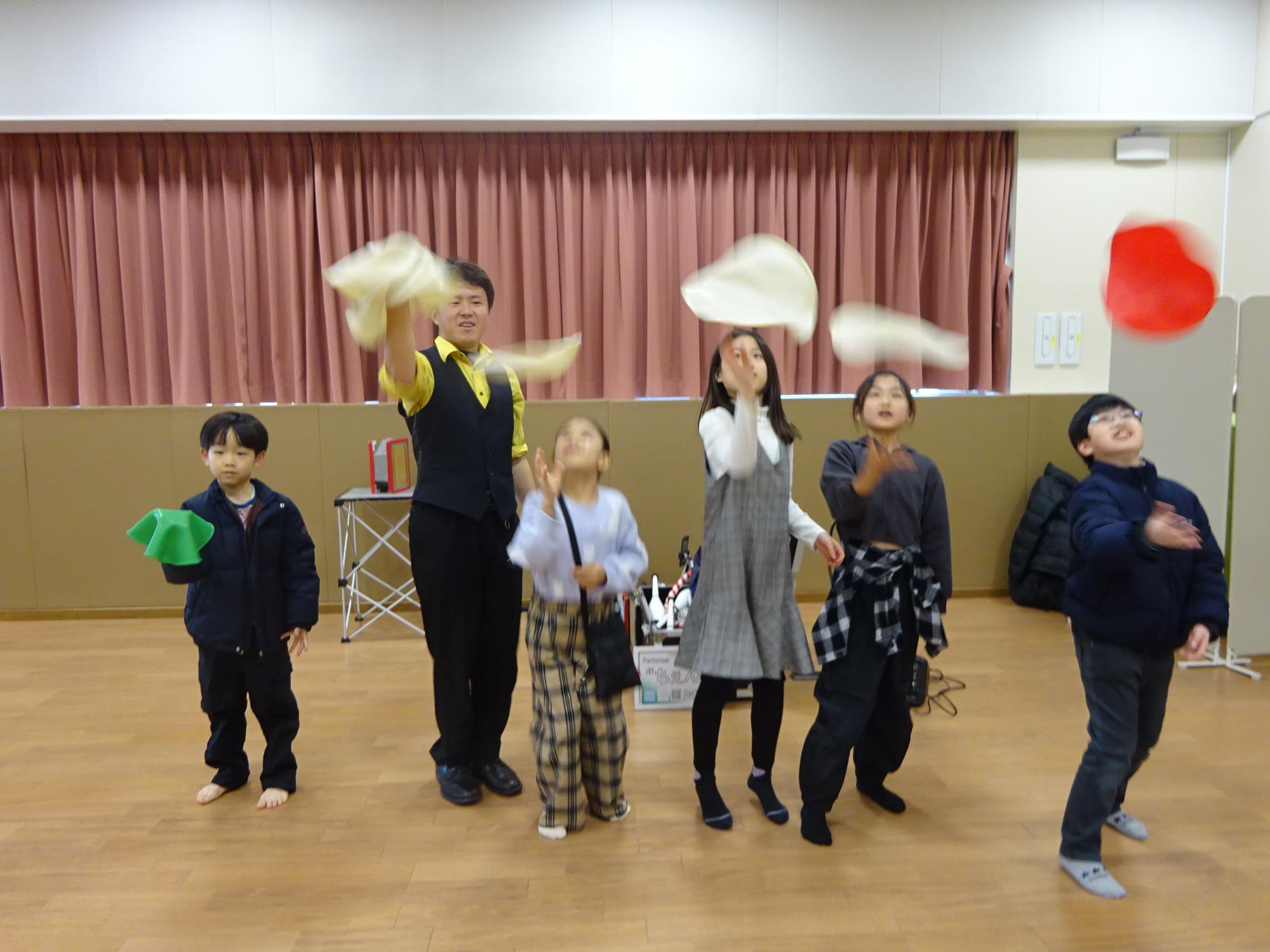 大道芸を体験している様子