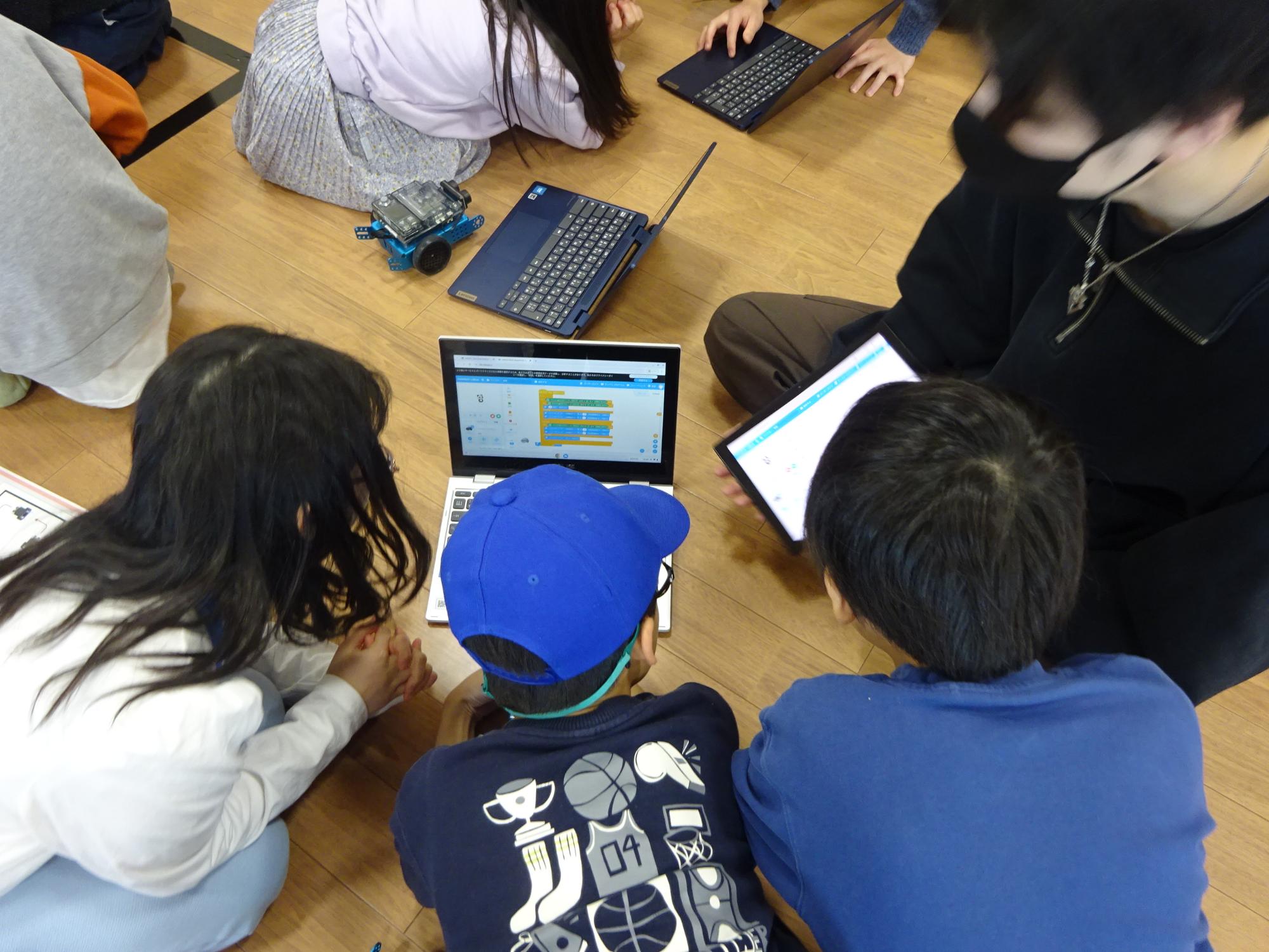 プログラミングの体験している様子