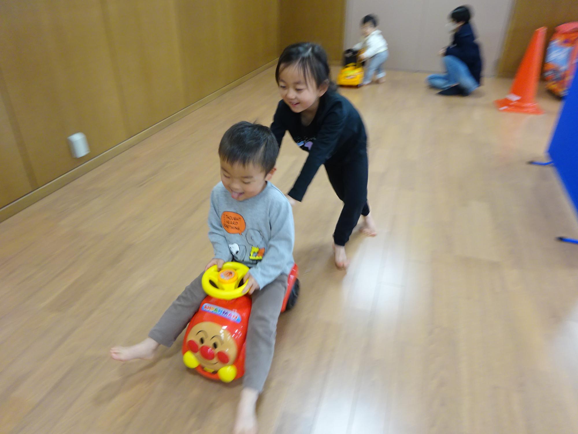 幼児親子が大型遊具で遊んでいる様子