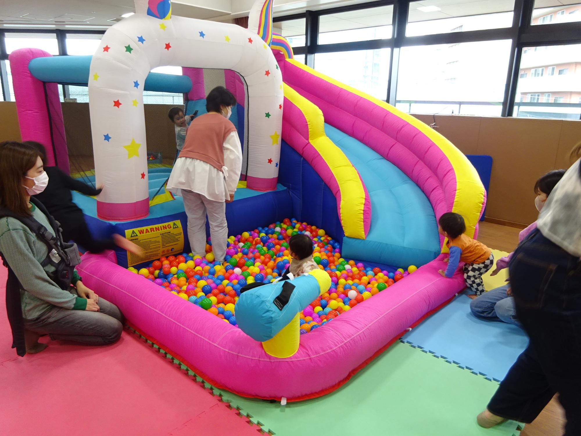 幼児親子が大型遊具で遊んでいる様子