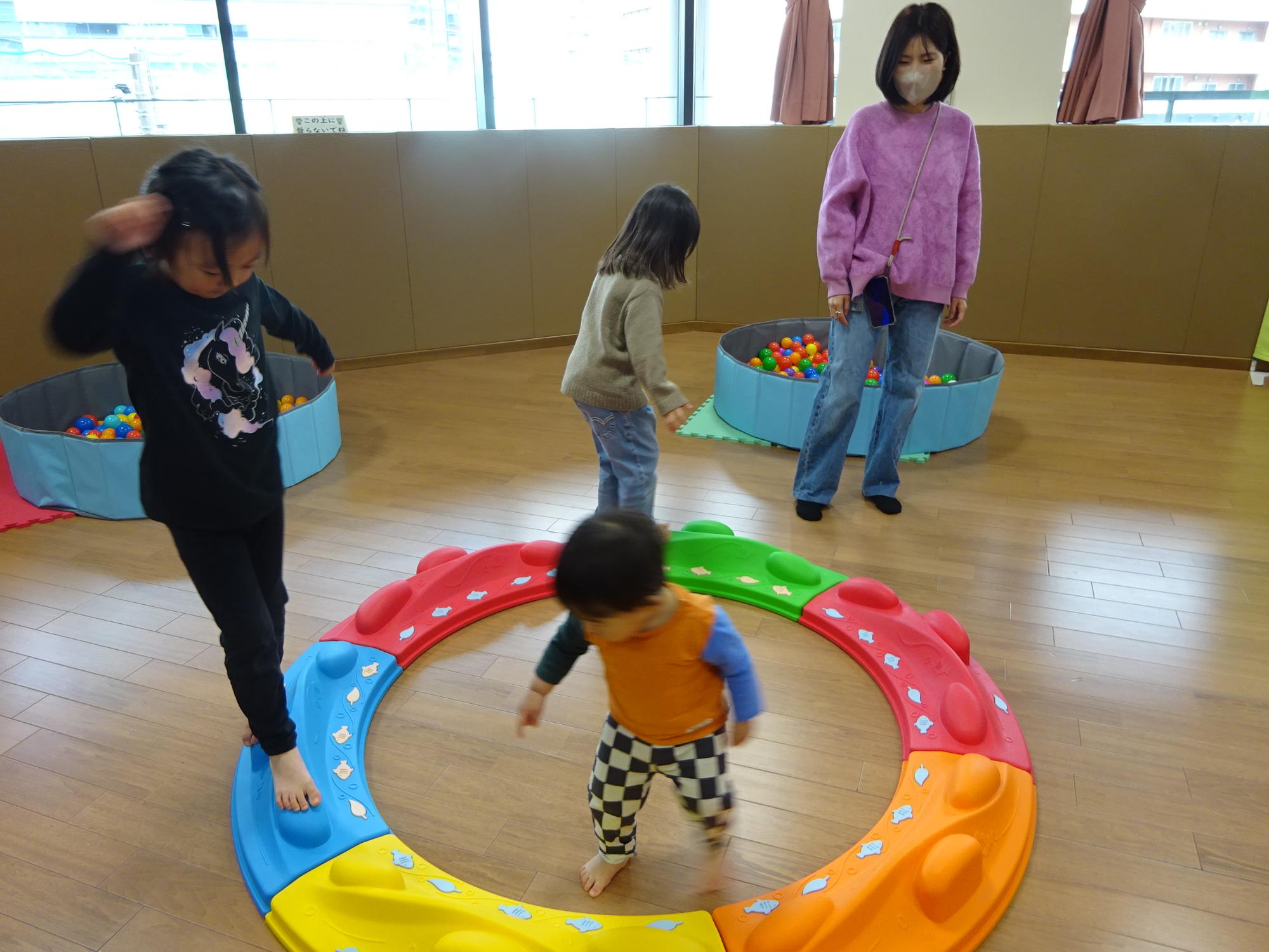 幼児親子が大型遊具で遊んでいる様子