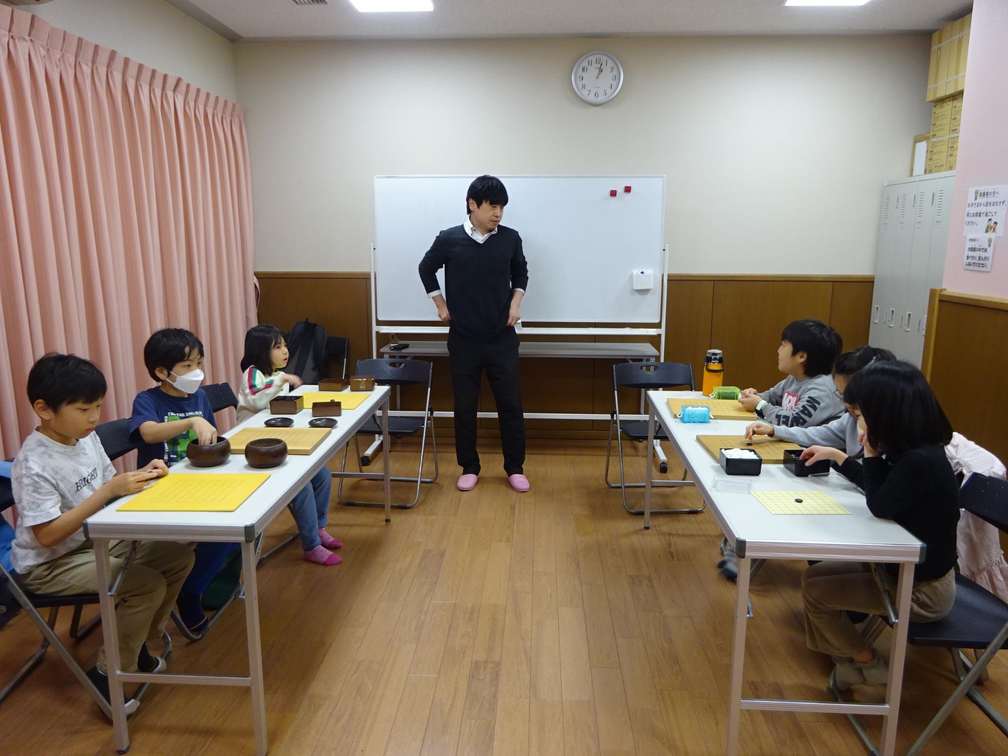 囲碁クラブで囲碁をしている様子