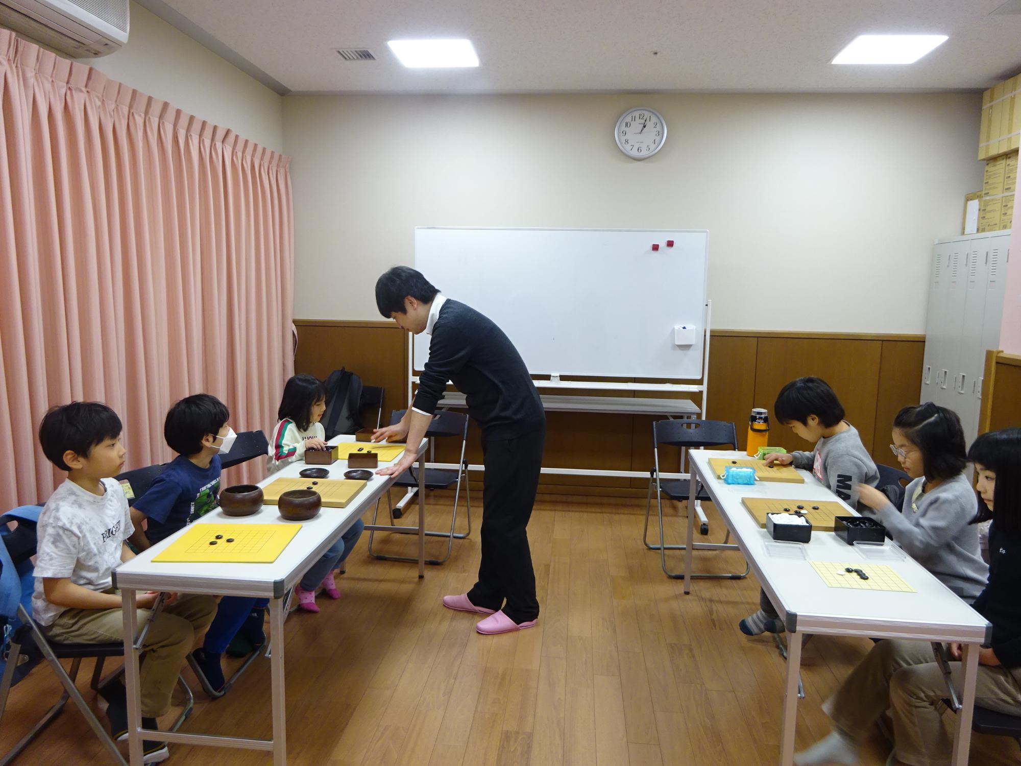 囲碁クラブで囲碁をしている様子