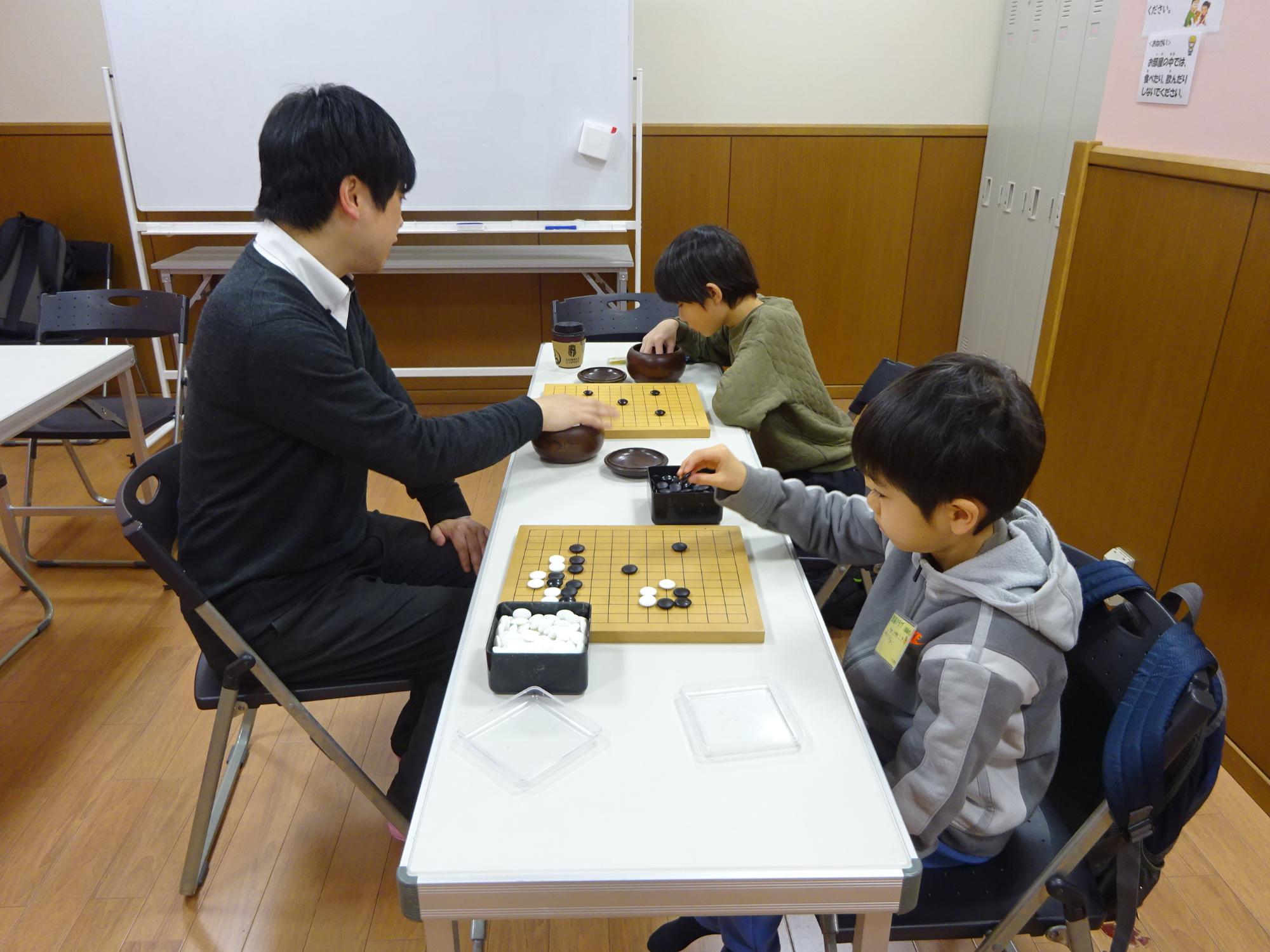 囲碁クラブで囲碁をしている様子