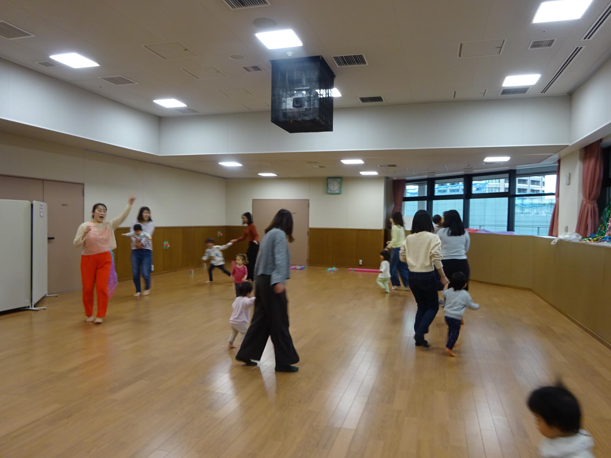 親子でからだを使って遊んでいるところ