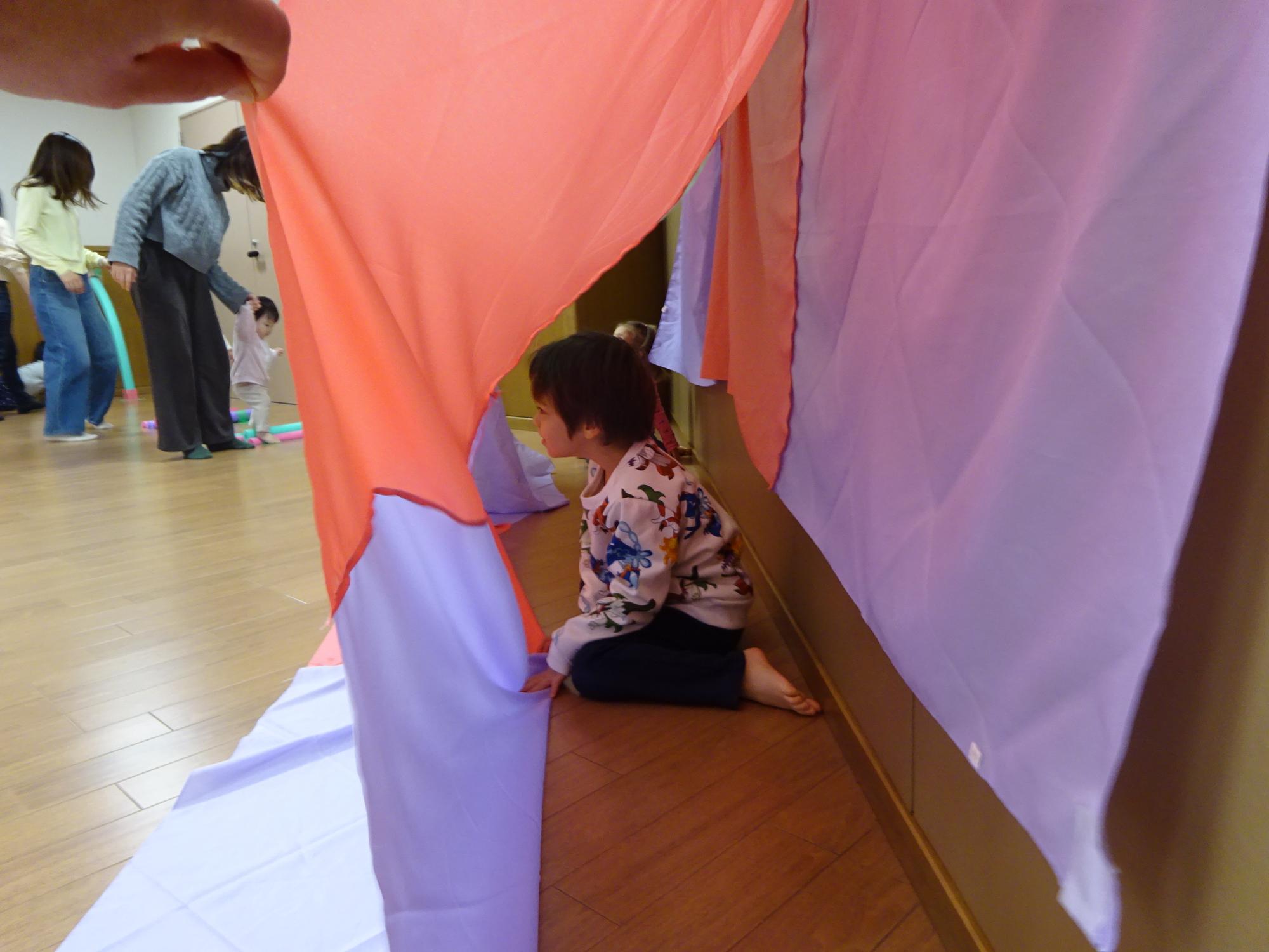 親子でからだを使って遊んでいるところ