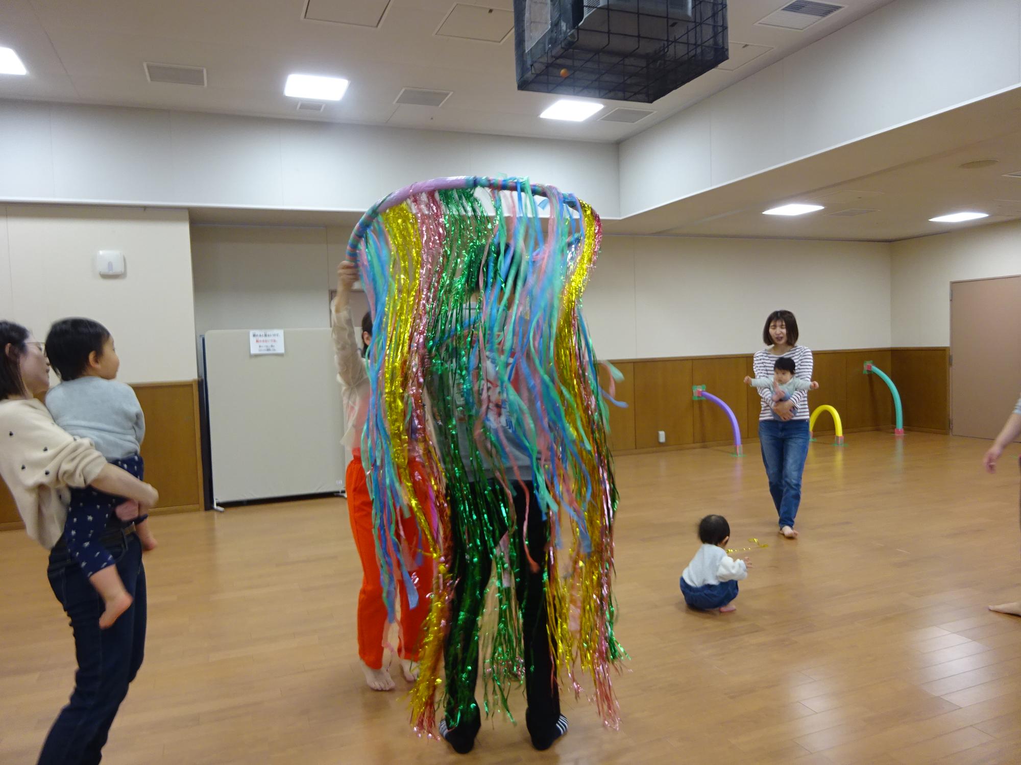 親子でからだを使って遊んでいるところ