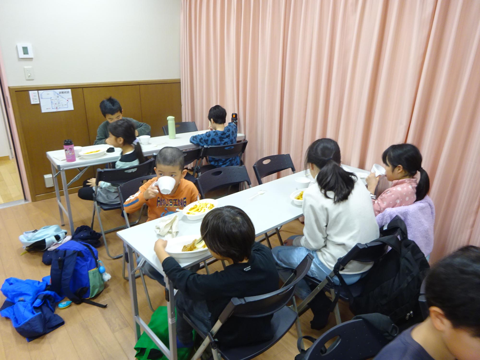 みんなでカレーを食べている様子