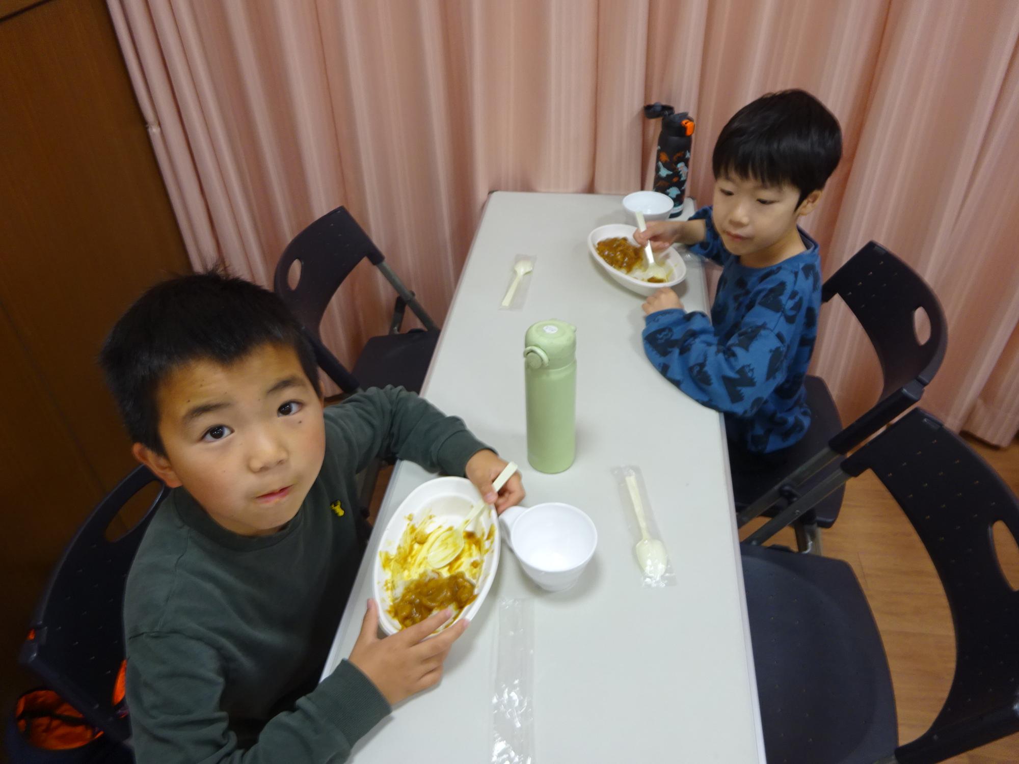 みんなでカレーを食べている様子