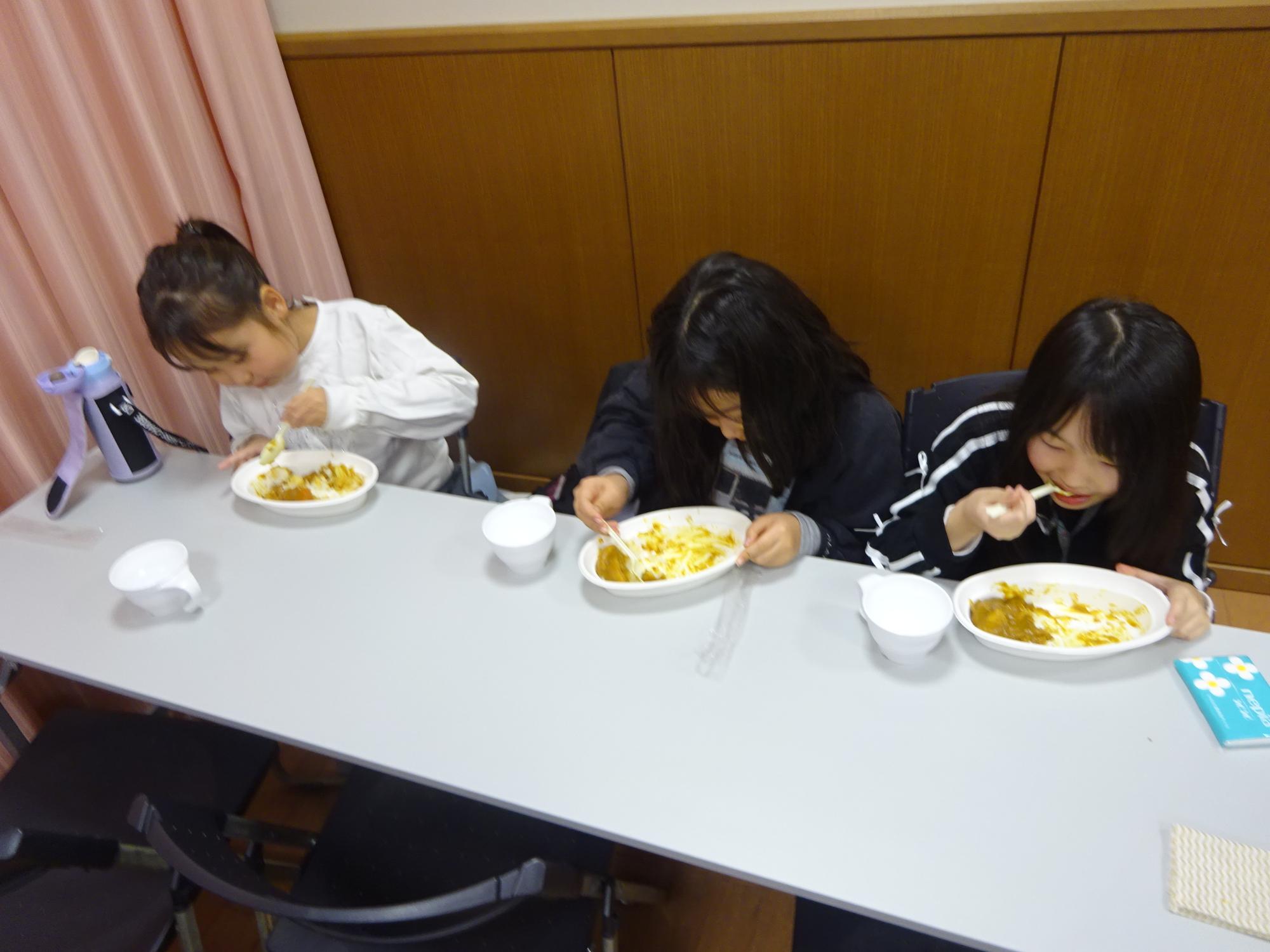 みんなでカレーを食べている様子