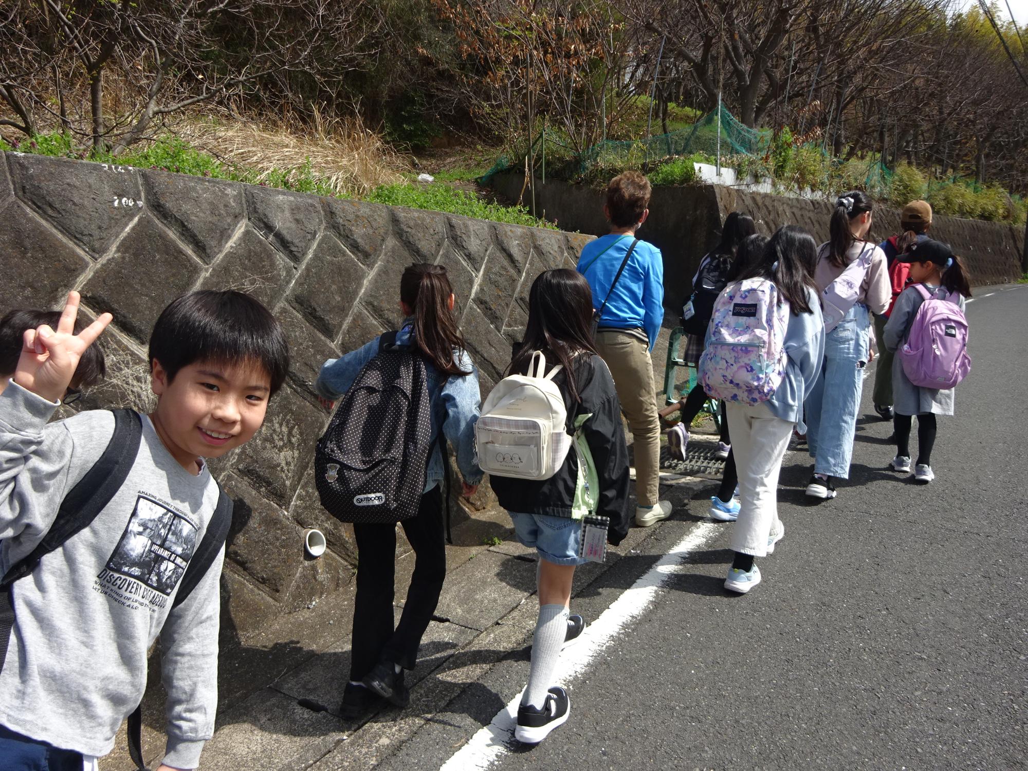 いちご農家に向かって歩いている様子