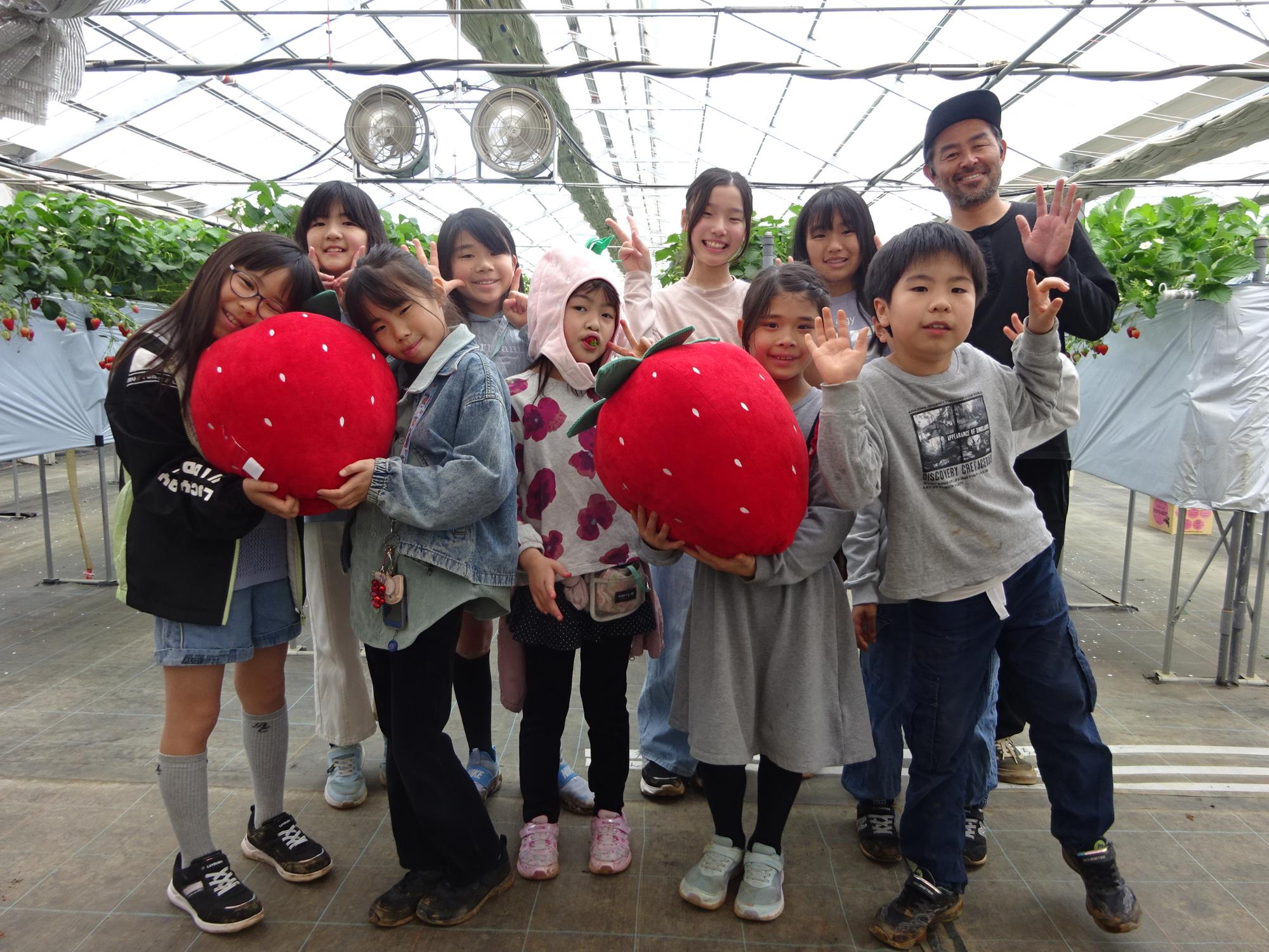 いちご農家さんと一緒にいちご農園にいる様子