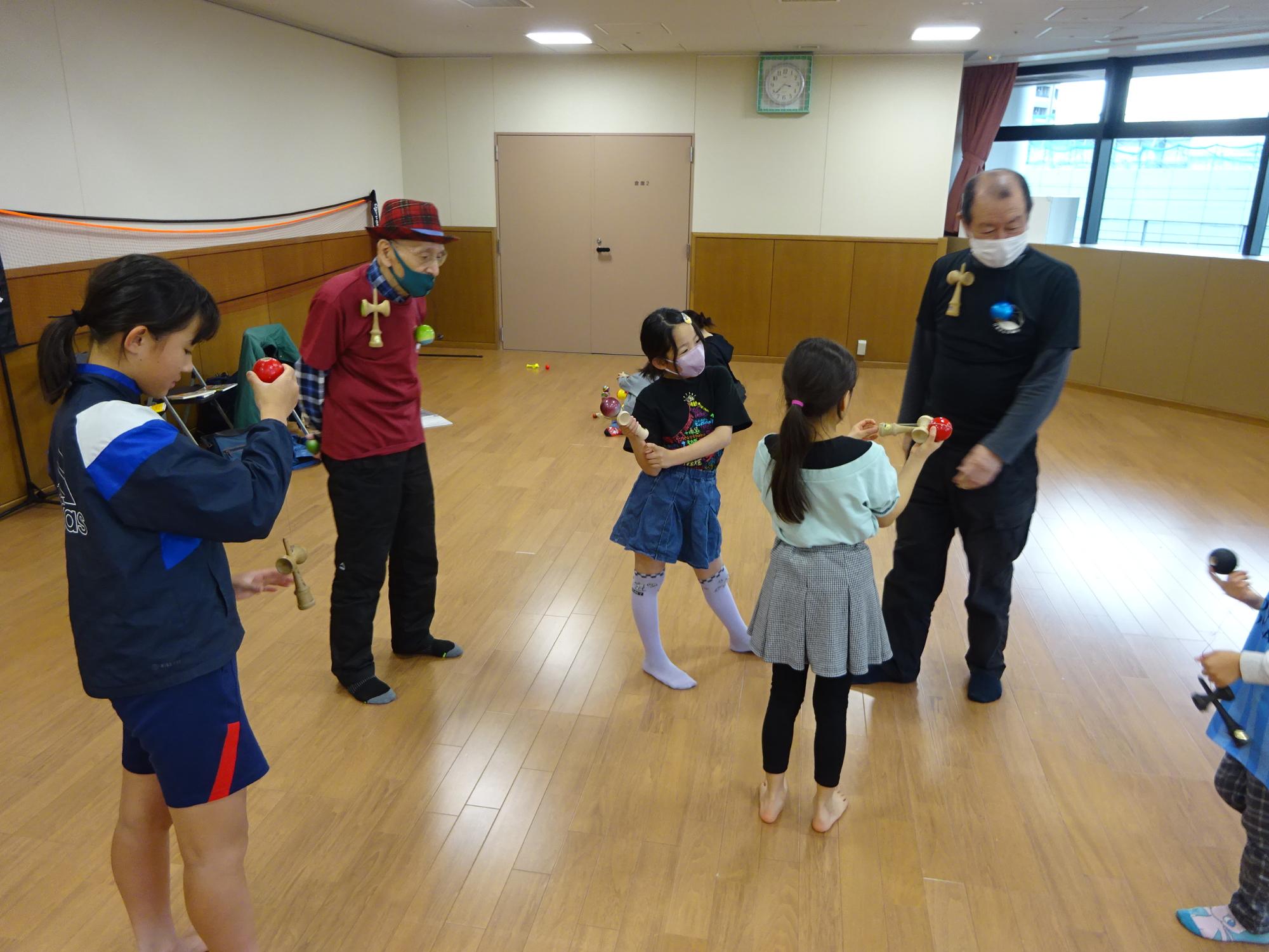 けん玉をしている様子