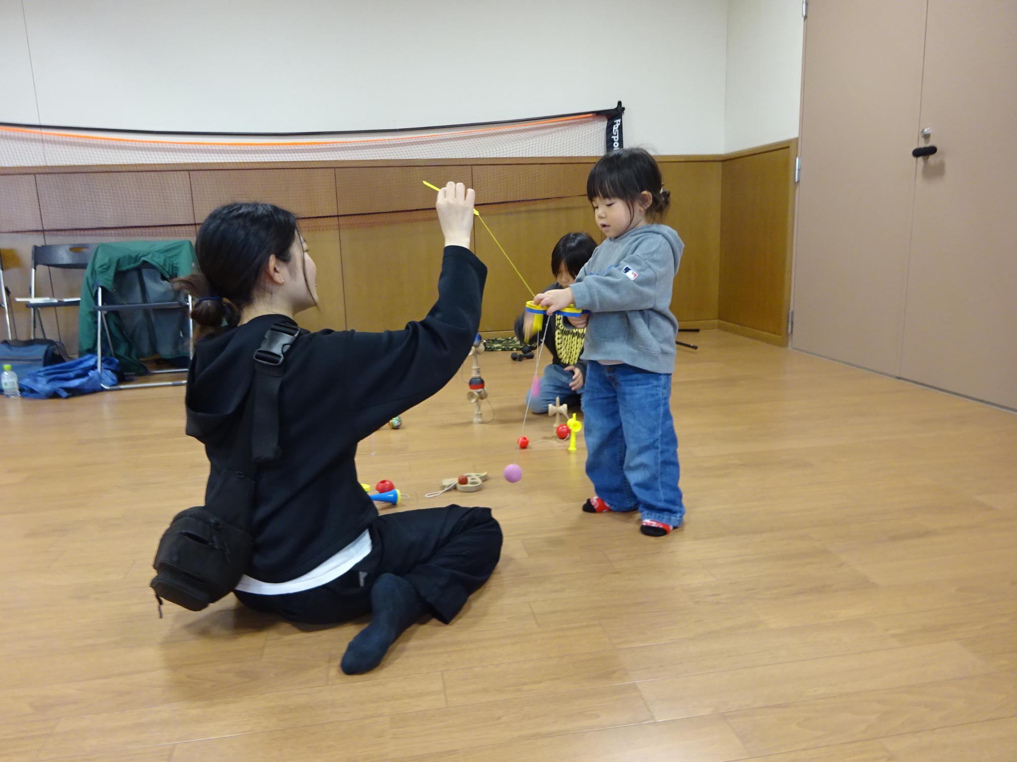 けん玉のおもちゃで遊んでいる様子