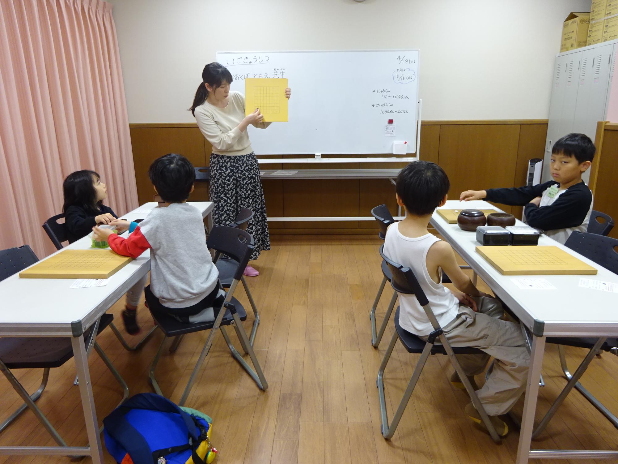 囲碁クラブで囲碁をしている様子