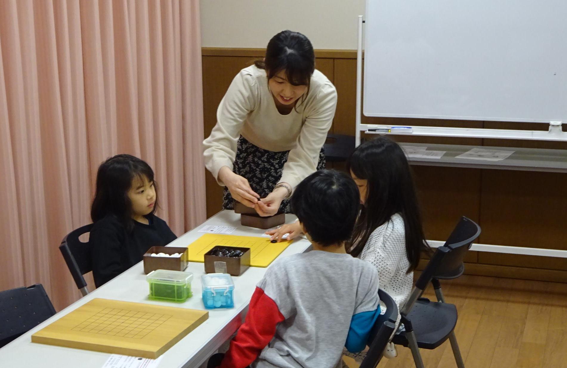囲碁クラブで囲碁をしている様子