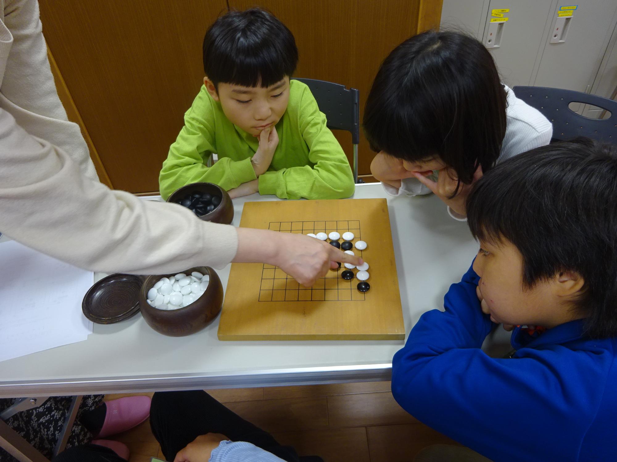 囲碁クラブで囲碁をしている様子