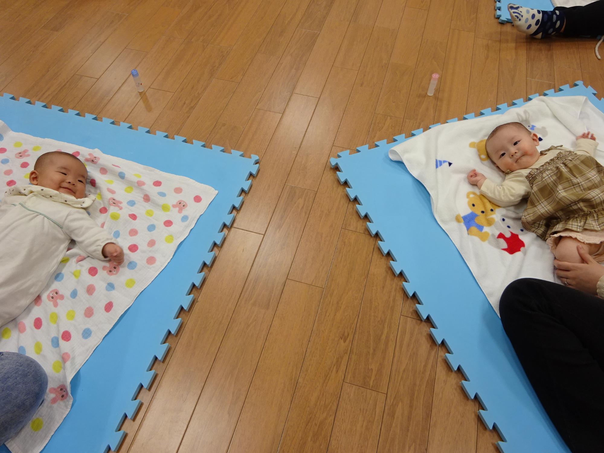 親子でベビーマッサージをしている様子
