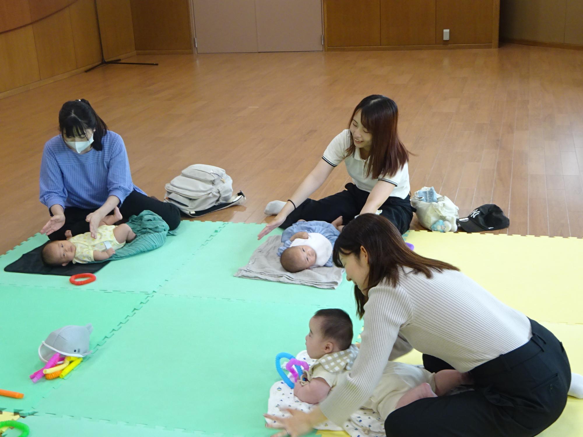 親子でからだを使って遊んでいるところ
