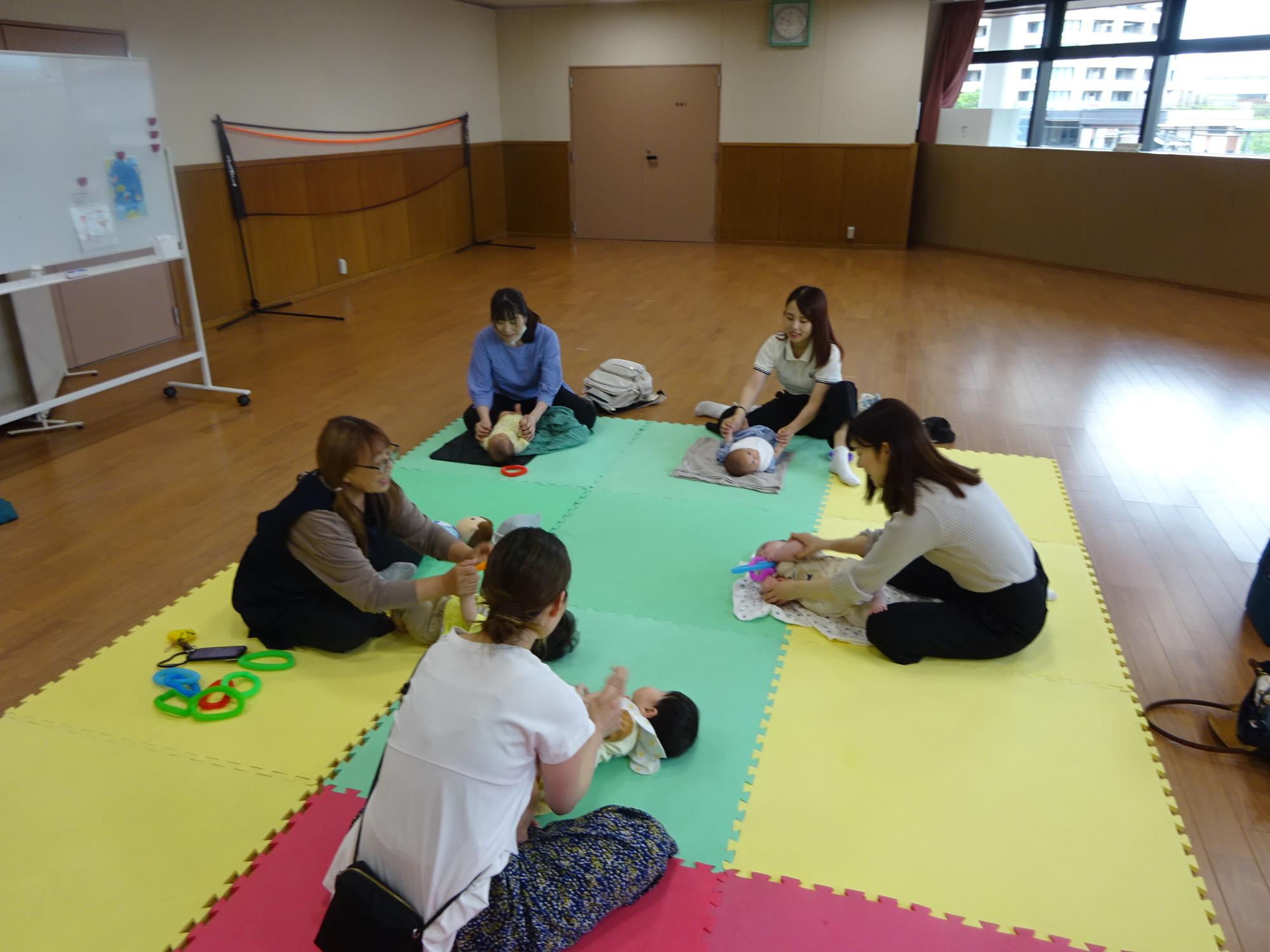 親子でからだを使って遊んでいるところ