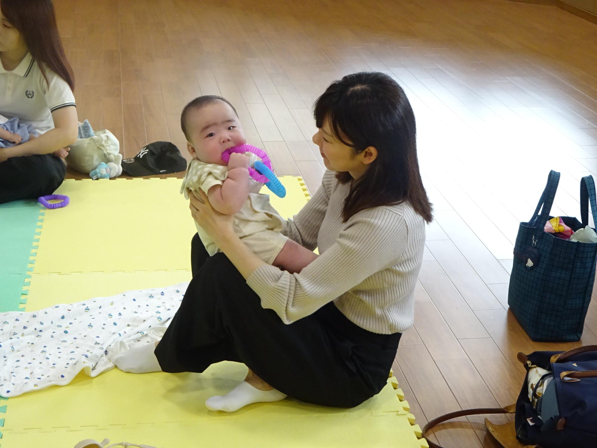 親子でからだを使って遊んでいるところ