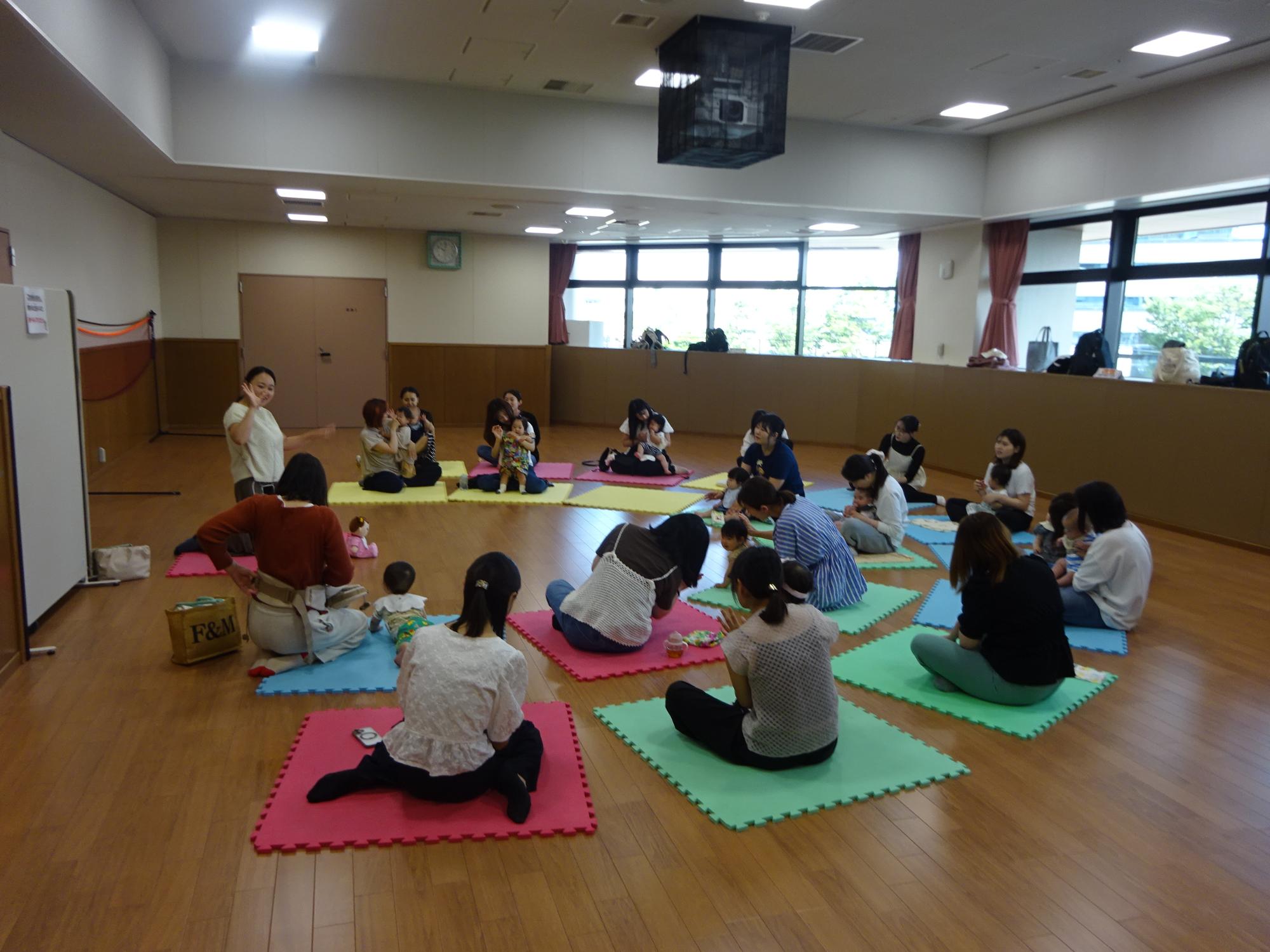みんなで英語のレッスンを受けている様子