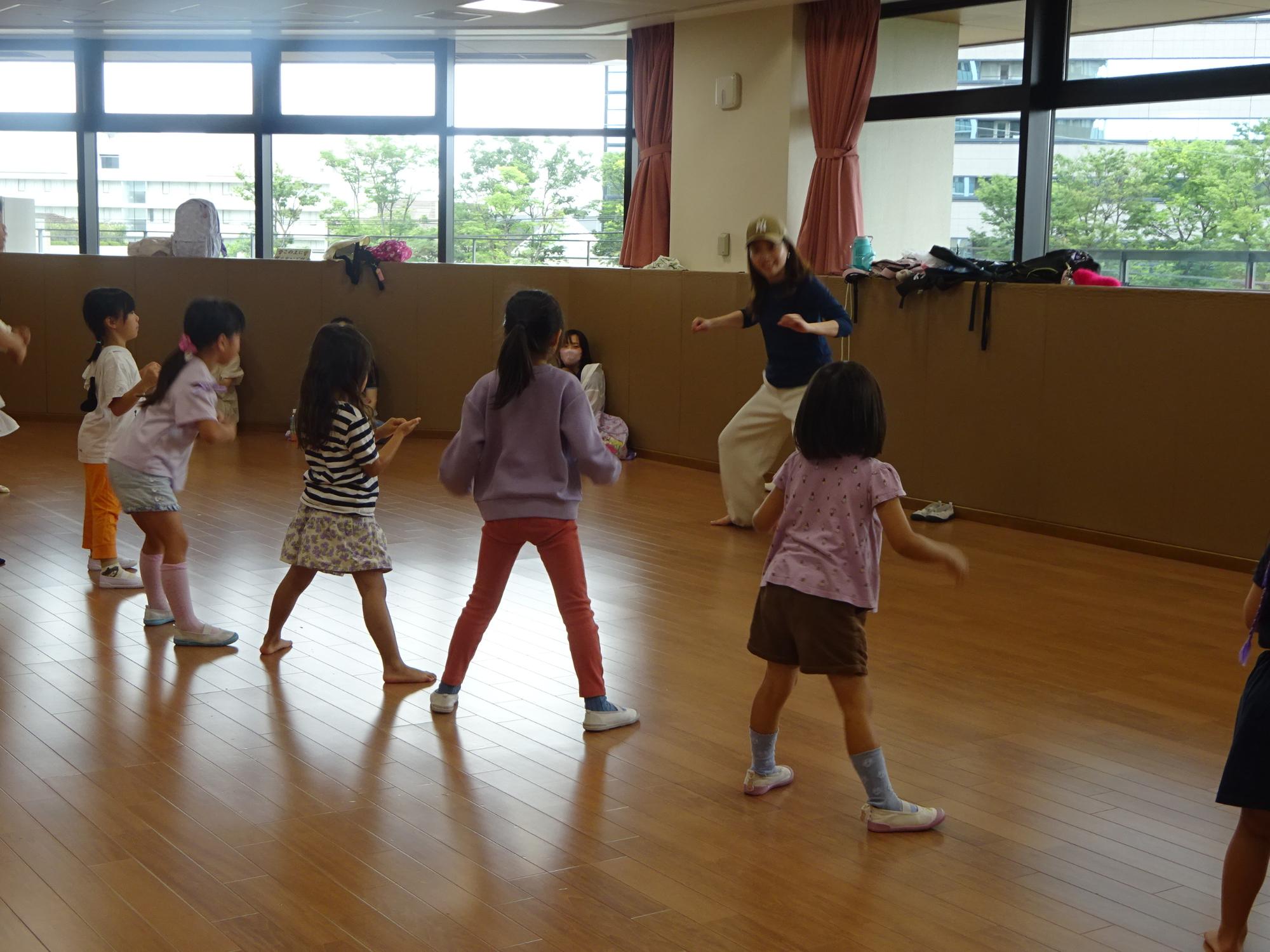 ダンスを踊っている写真