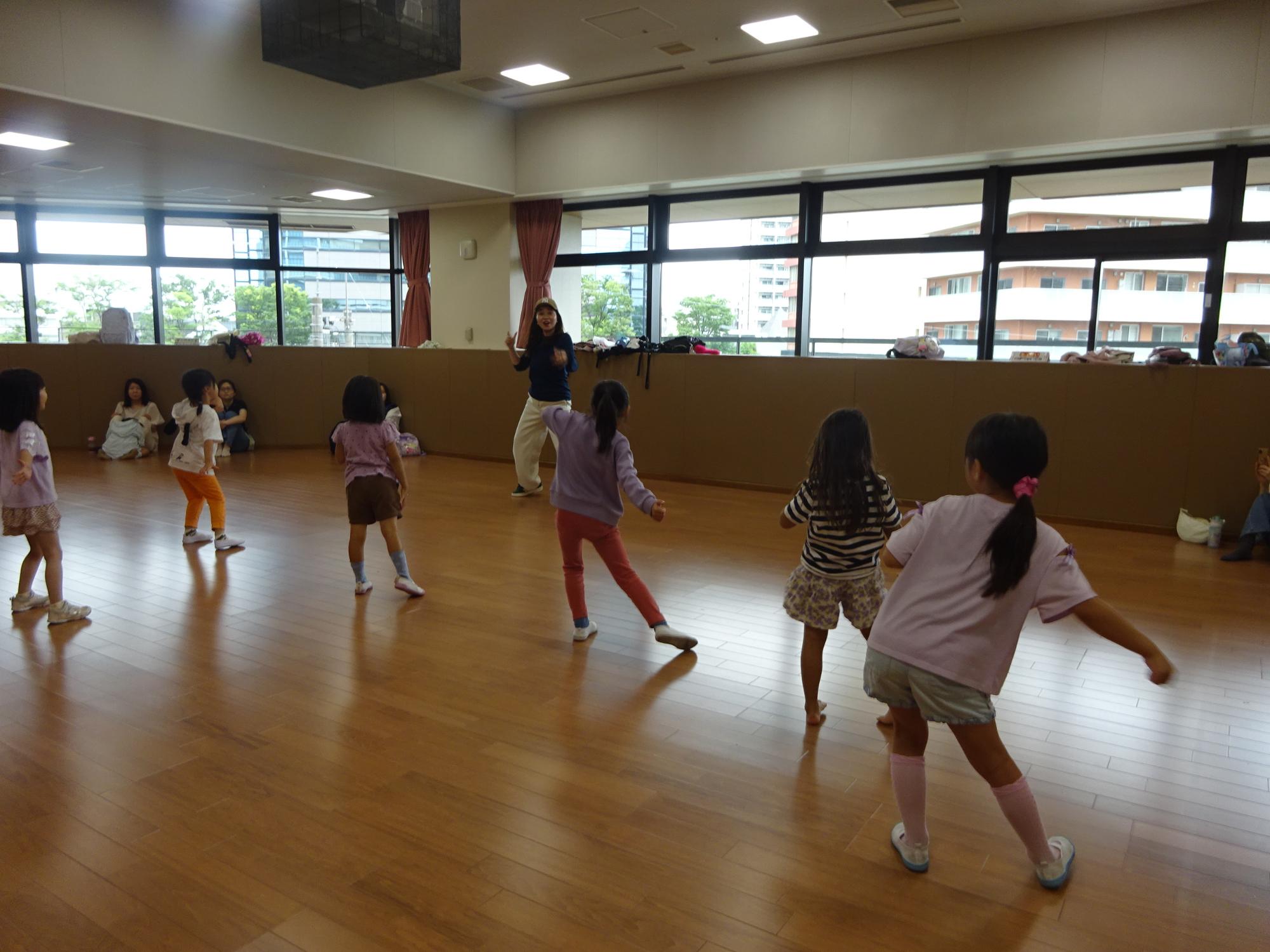 ダンスを踊っている写真