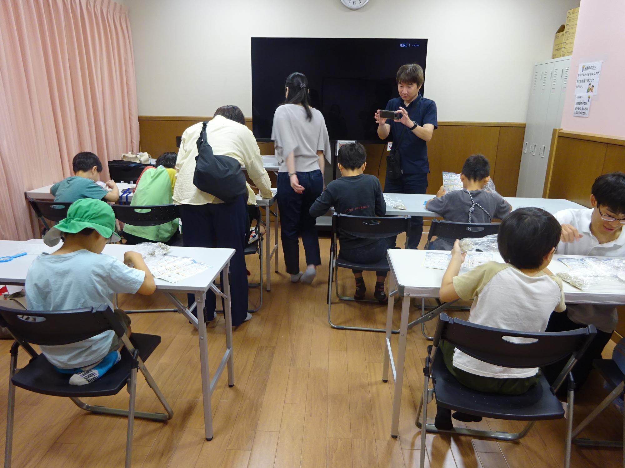 ちりめんじゃこのなかから違う生き物を探している写真