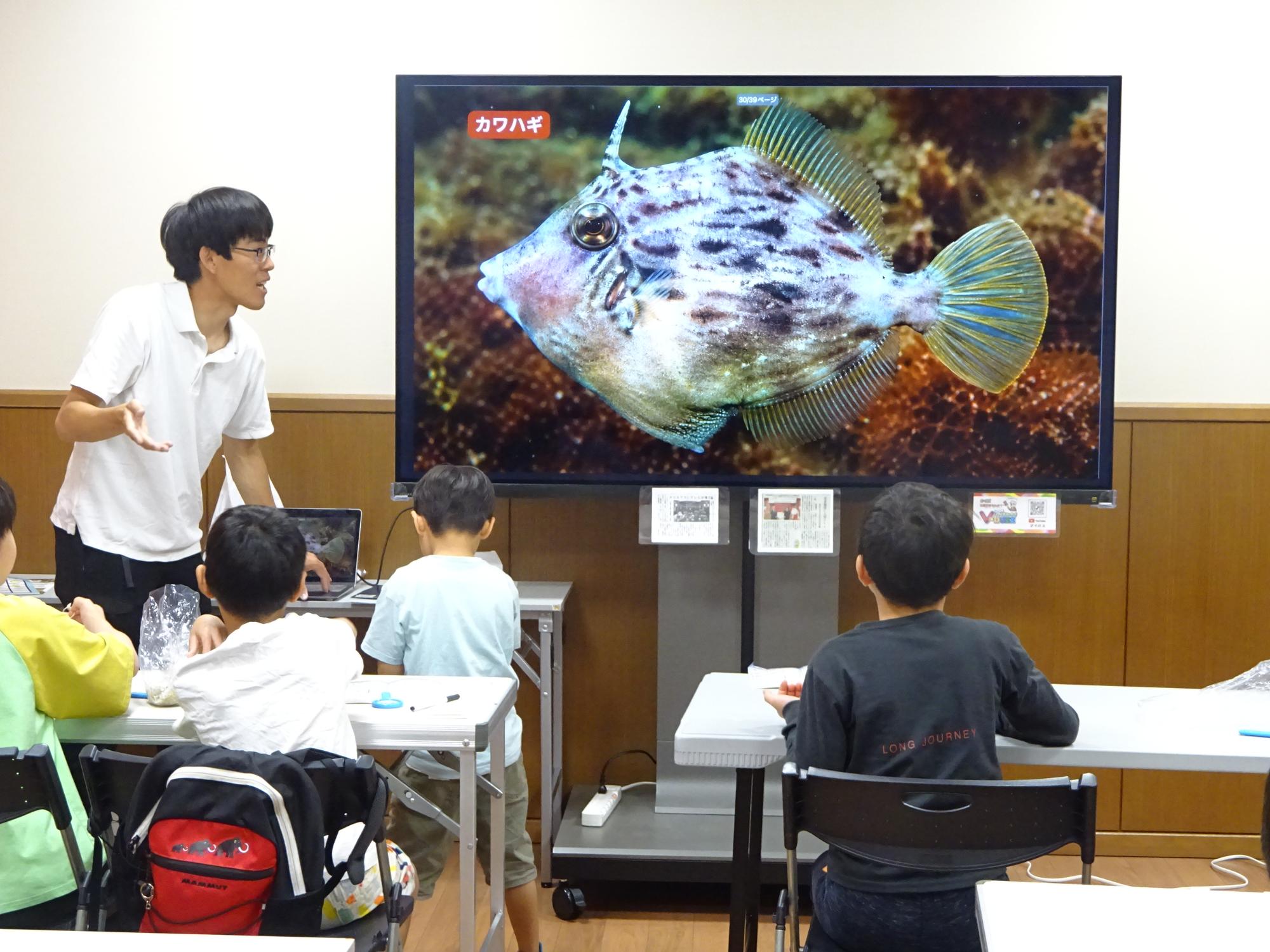 講師の話を聞いている写真