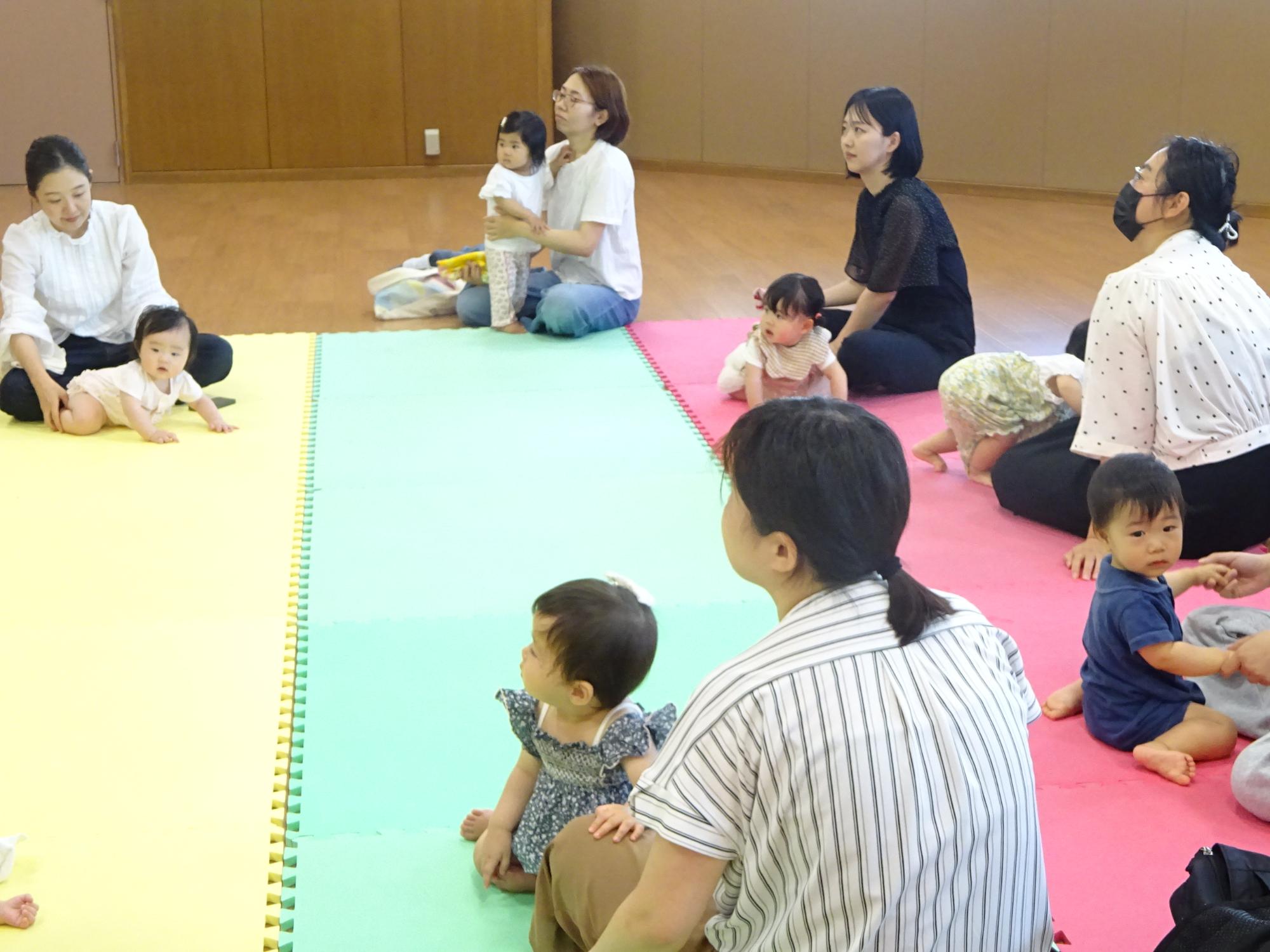 お話しを聞いている様子