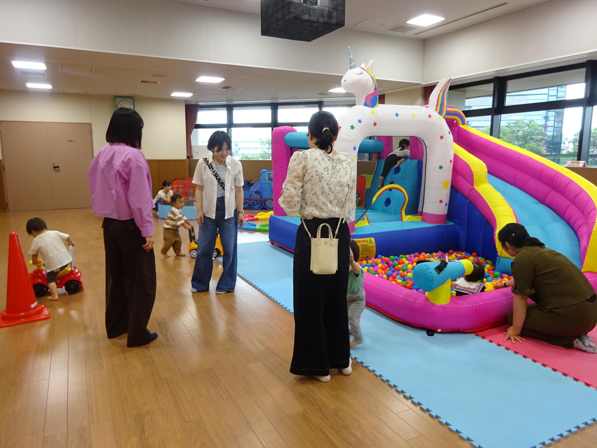 パークで遊んでいる様子