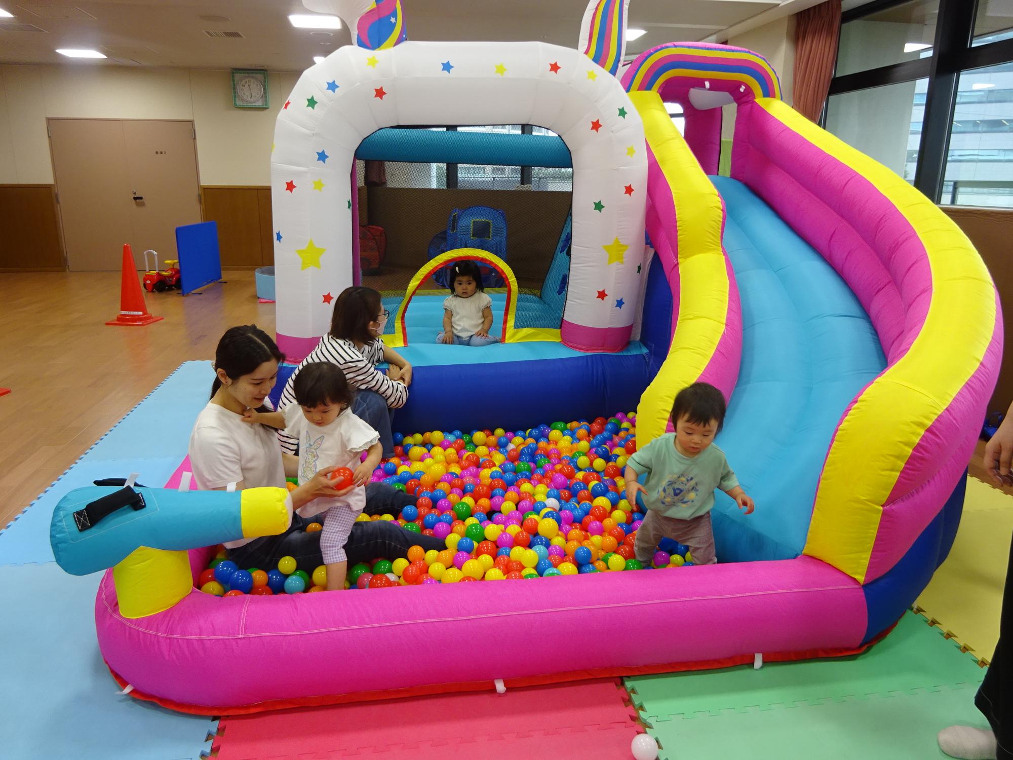 パークで遊んでいる様子