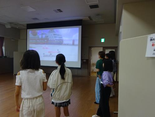 参加した児童たちが歌詞の画面を見ている様子の写真