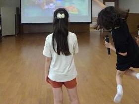 歌っている児童が盛り上がってジャンプしている様子の写真