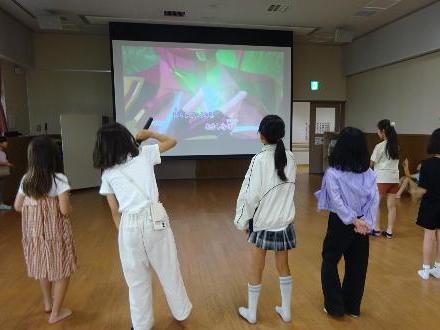 参加した児童たちがみんなで歌っている様子の写真
