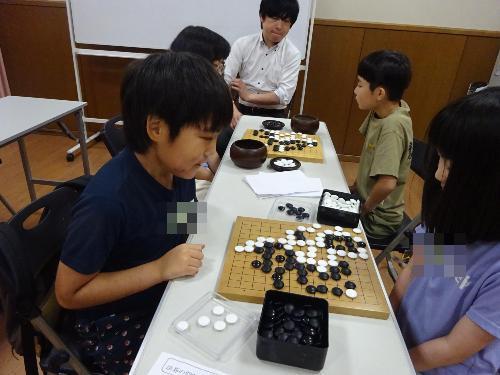 囲碁の対局をしている子どもたちの写真