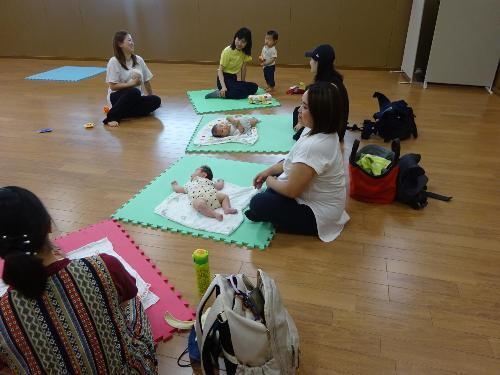 参加した幼児親子と話す講師の写真