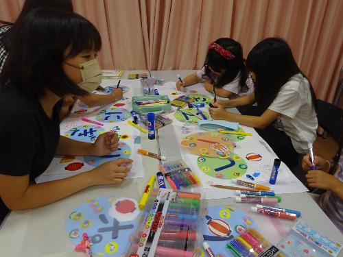 看板を作っている子どもたちの写真