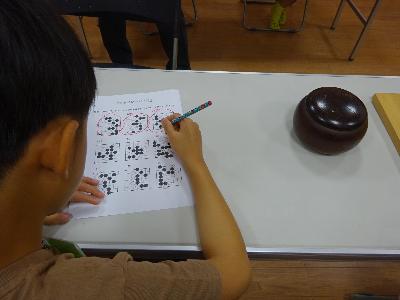 アタリの演習問題を解いている子どもの写真