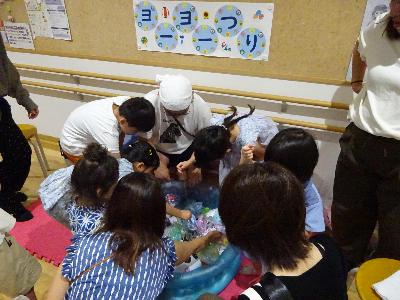ヨーヨーつりを楽しむ来場者の写真