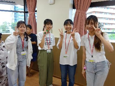 ボランティアスタッフの中高生達の写真