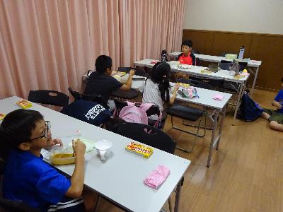 カレーをたべている子どもたちの写真