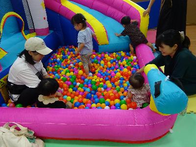 大型遊具で遊ぶ幼児親子の写真1