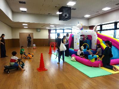 大型遊具で遊ぶ幼児親子の写真2