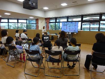 講師の話を座って聞いている参加者たちの写真