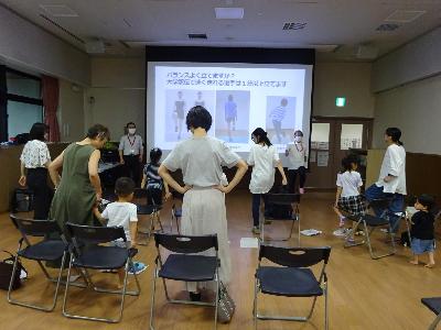 バランス良く立てるかを確認している参加者たちの写真