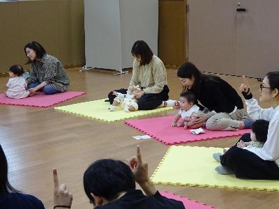 英語の手遊びをする幼児親子たちの写真