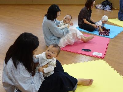 笑顔の幼児たちの写真