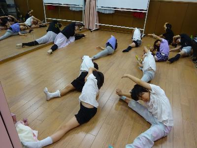 柔軟体操をしている子どもたちの写真